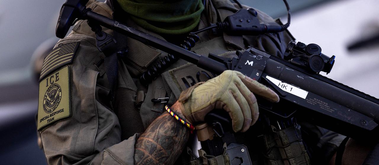 Ein ICE-Einwanderungsbeamter mit einem Schultergranatenwerfer. | AFP Ein ICE-Einwanderungsbeamter mit einem Schultergranatenwerfer.