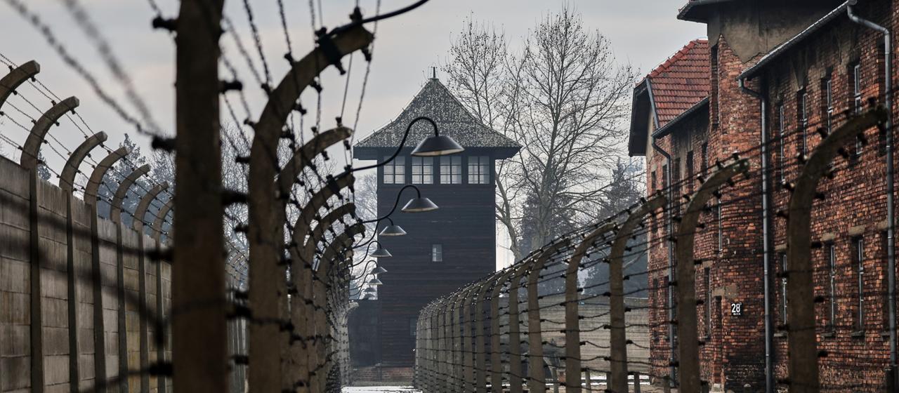 Ein Wachturm steht in der Gedenkstätte Auschwitz (Januar 2026).