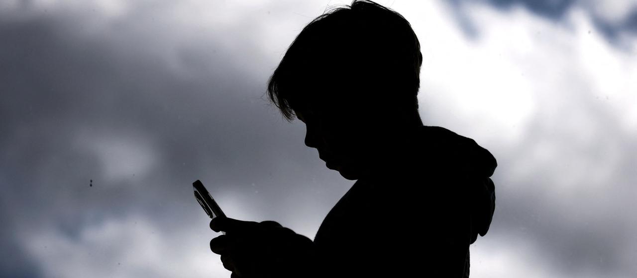 Ein Kind mit einem Smartphone.