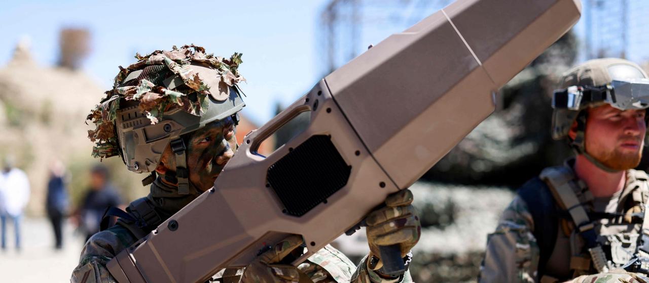Ein Soldat in Frankreich mit einem "NEROD F5"-Jammer zur Drohnenabwehr.