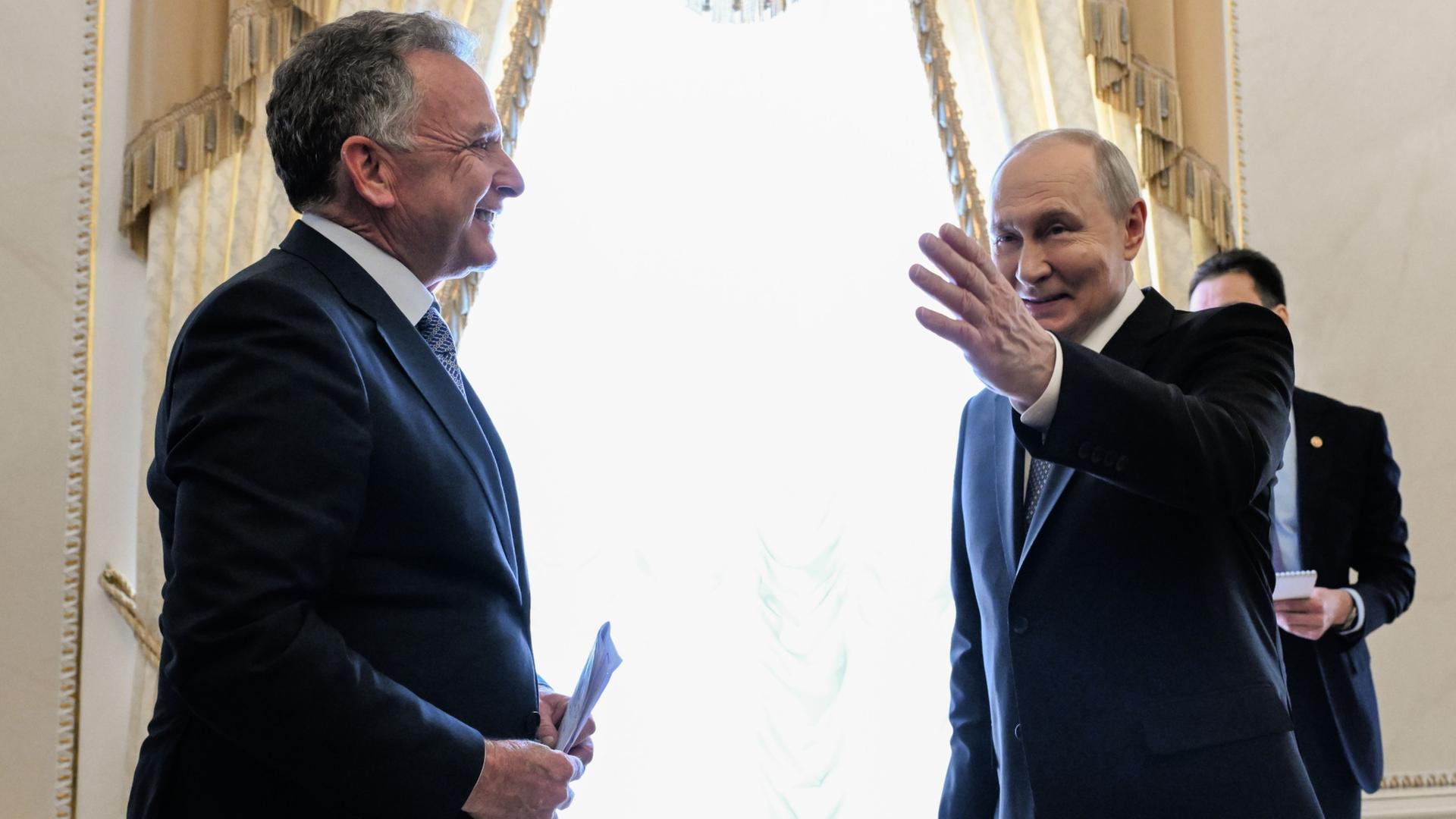 Russlands Präsident Wladimir Putin mit ausgestreckter Hand, neben ihm der US-Sondergesandte Steve Witkoff. | Kristina Solovyova/Pool Sputnik 