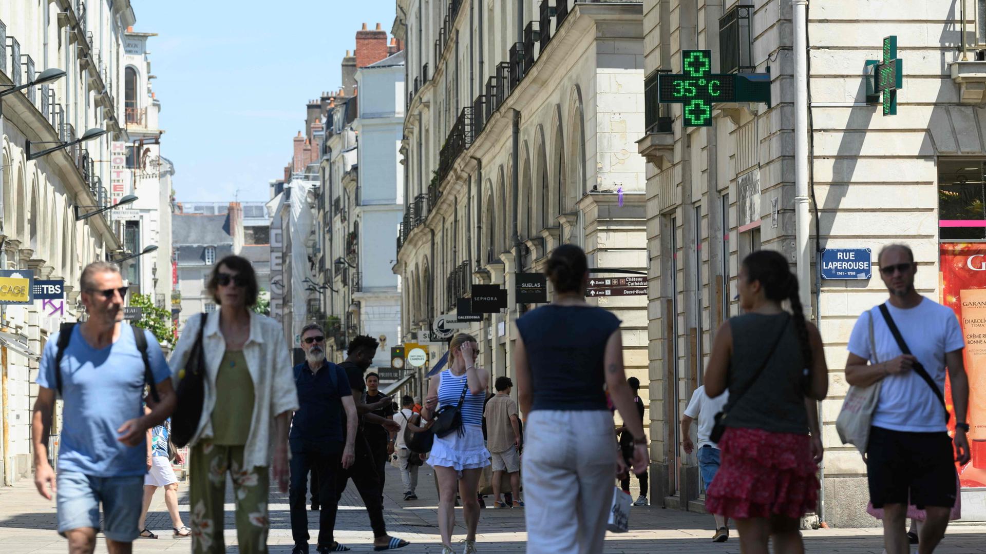 Menschen laufen durch die Innenstadt von Nantes, Frankreich. | AFP