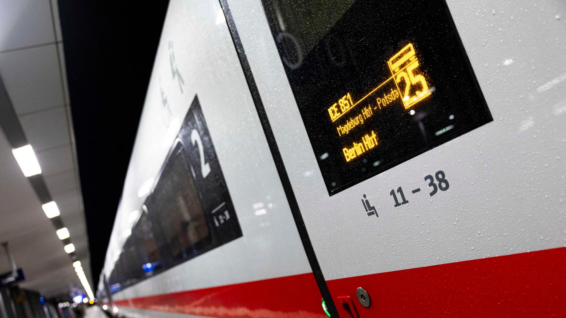 Auf einer Anzeige von einem ICE im Hauptbahnhof von Hannover steht als Zielbahnhof 