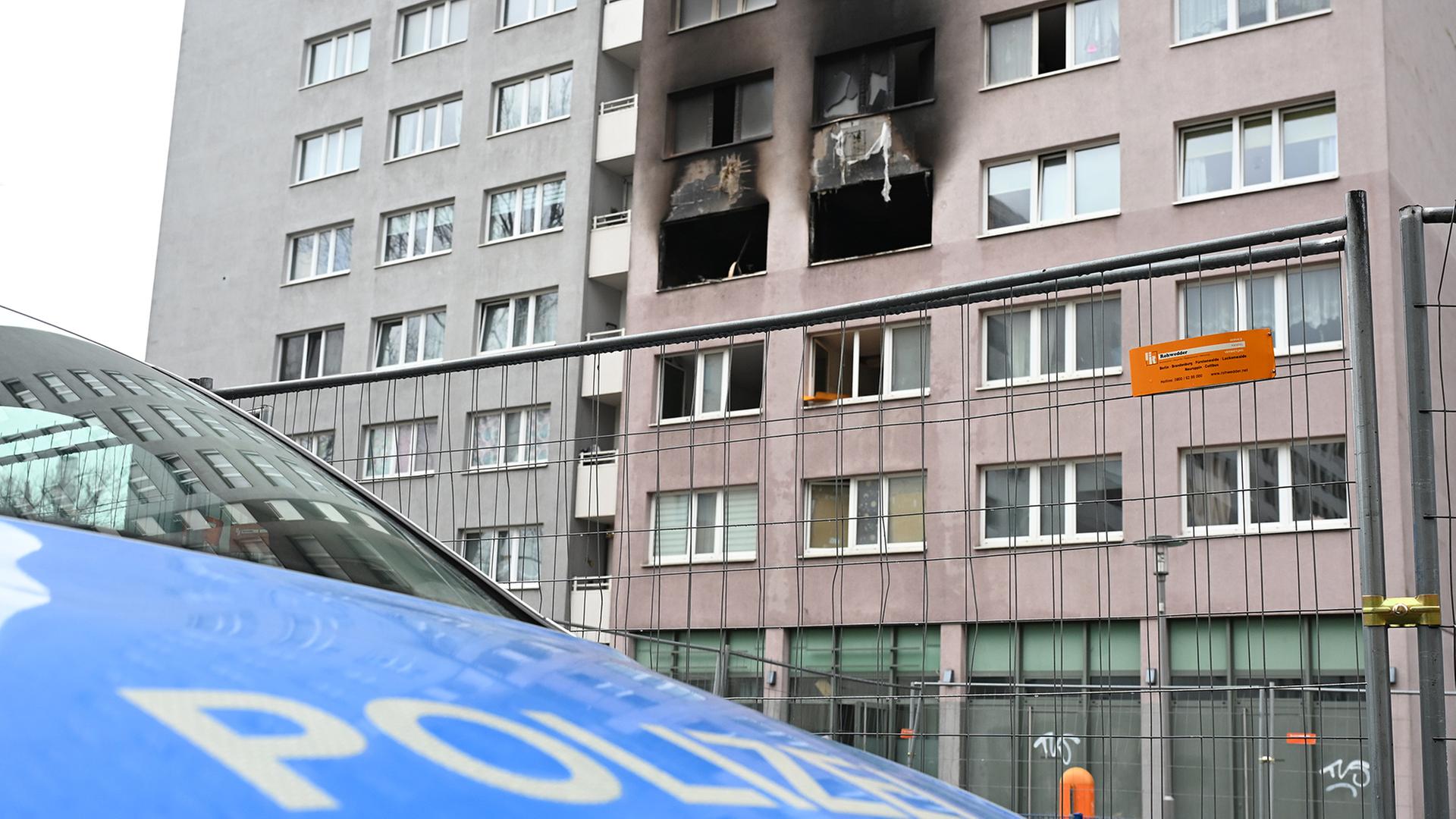 12.02.2026, Berlin: Fenster eines Hochhauses in dem es gebrannt hat, sind offen und RuÃ ist auf der Wand zu sehen (Quelle: dpa/Markus Lenhardt). | dpa