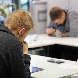 Teilnehmer einer theoretischen Führerscheinprüfung in Rostock