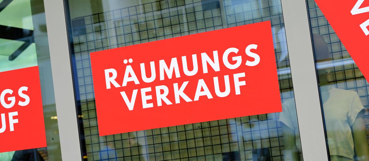 Eine Beschriftung zum Räumungsverkauf an einem Schaufenster.