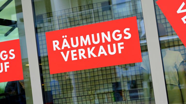 Eine Beschriftung zum Räumungsverkauf an einem Schaufenster.