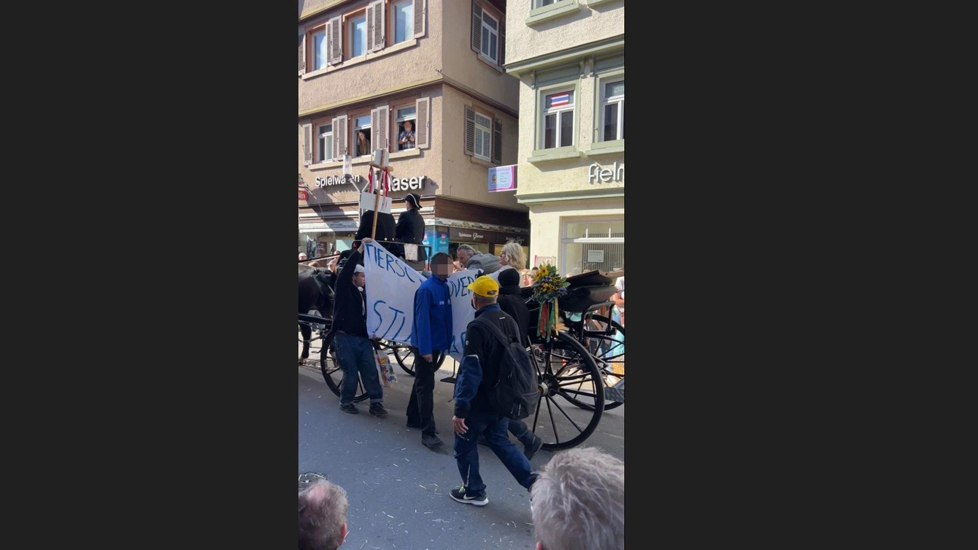 ベルリンのフェスティバルで活動家とOB市長が衝突、バナー没収される