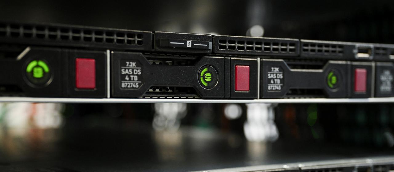 Festplatten in einem Computerserver.