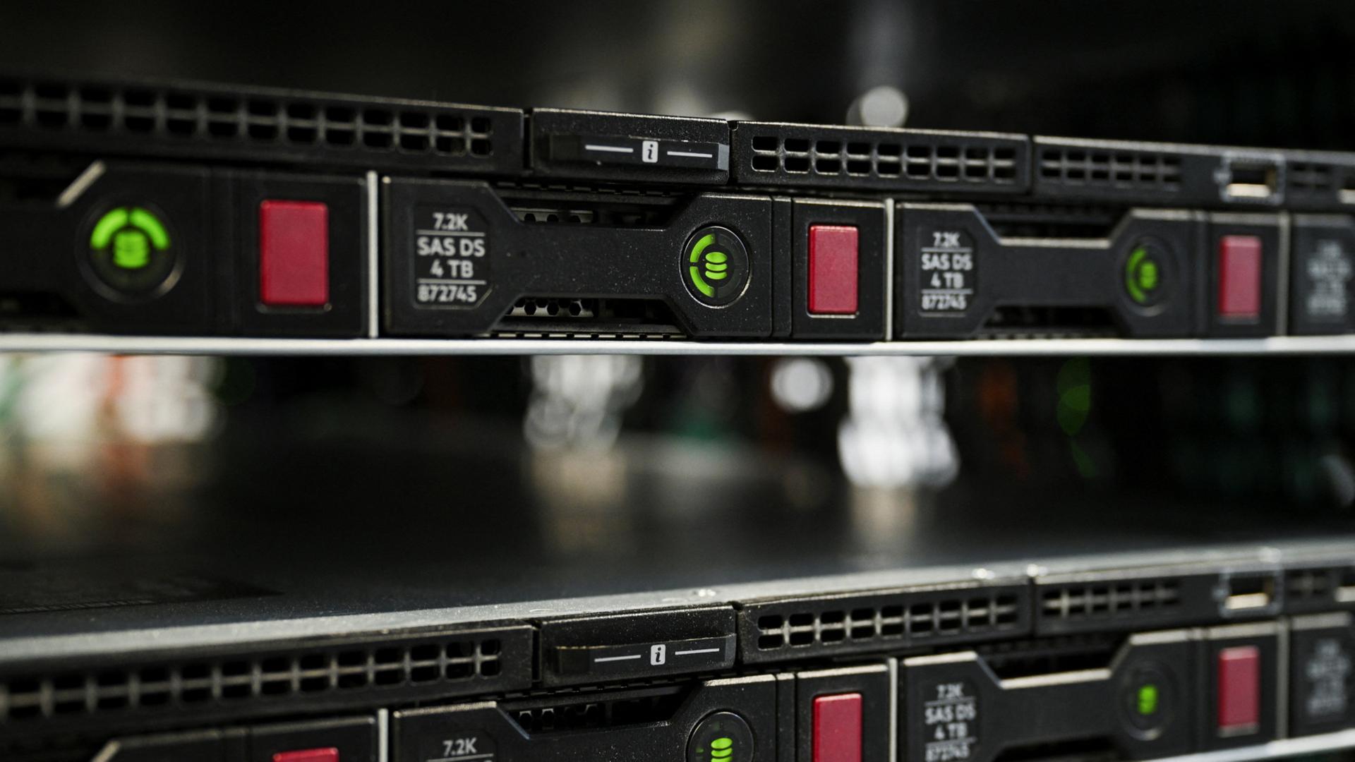 Festplatten in einem Computerserver. | REUTERS
