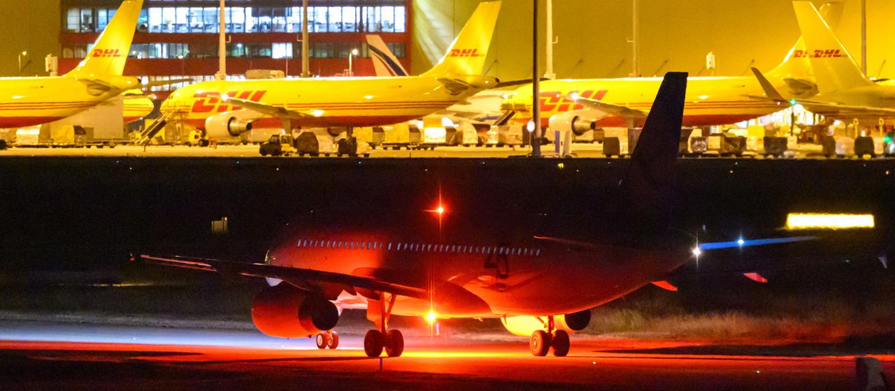 Ein Flugzeug verlässt die Parkposition nach Mitternacht auf dem Flughafen Leipzig/Halle