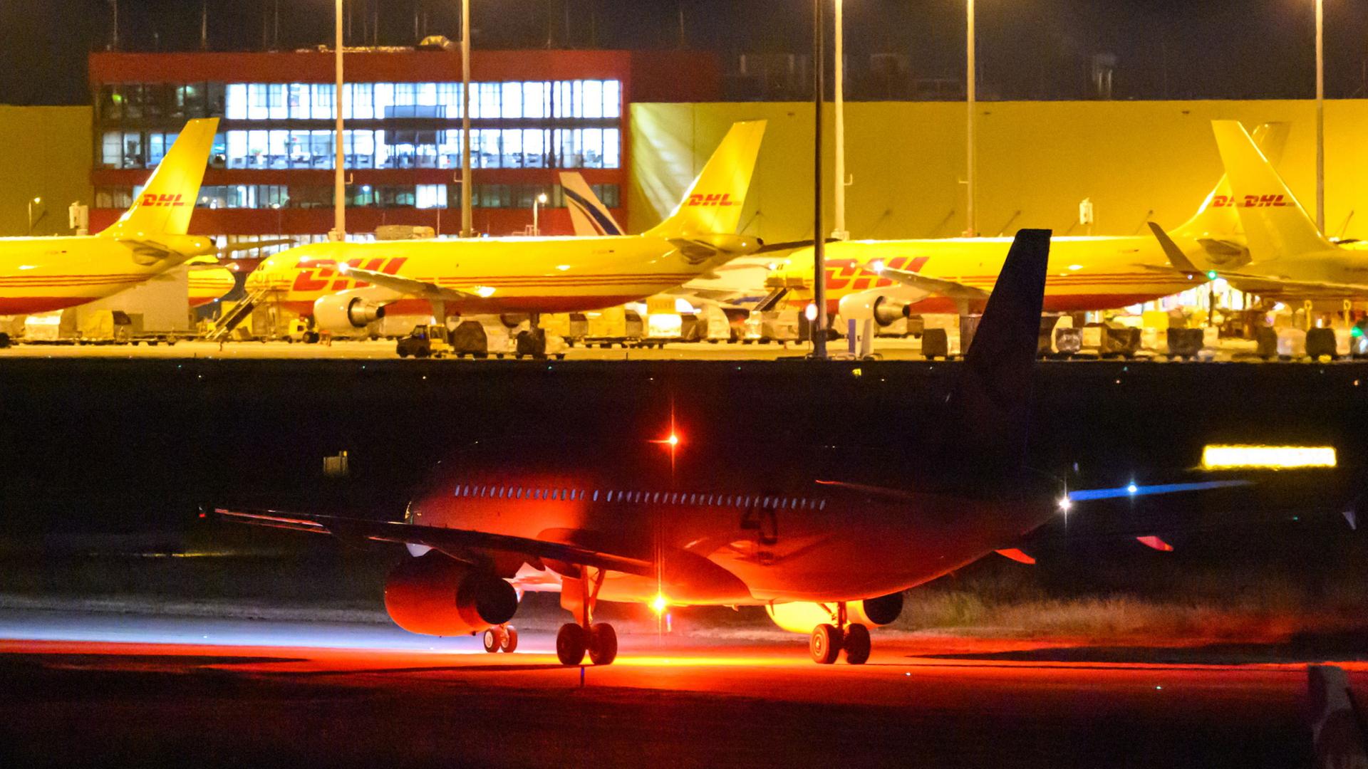 Ein Flugzeug verlässt die Parkposition nach Mitternacht auf dem Flughafen Leipzig/Halle | Hendrik Schmidt/dpa