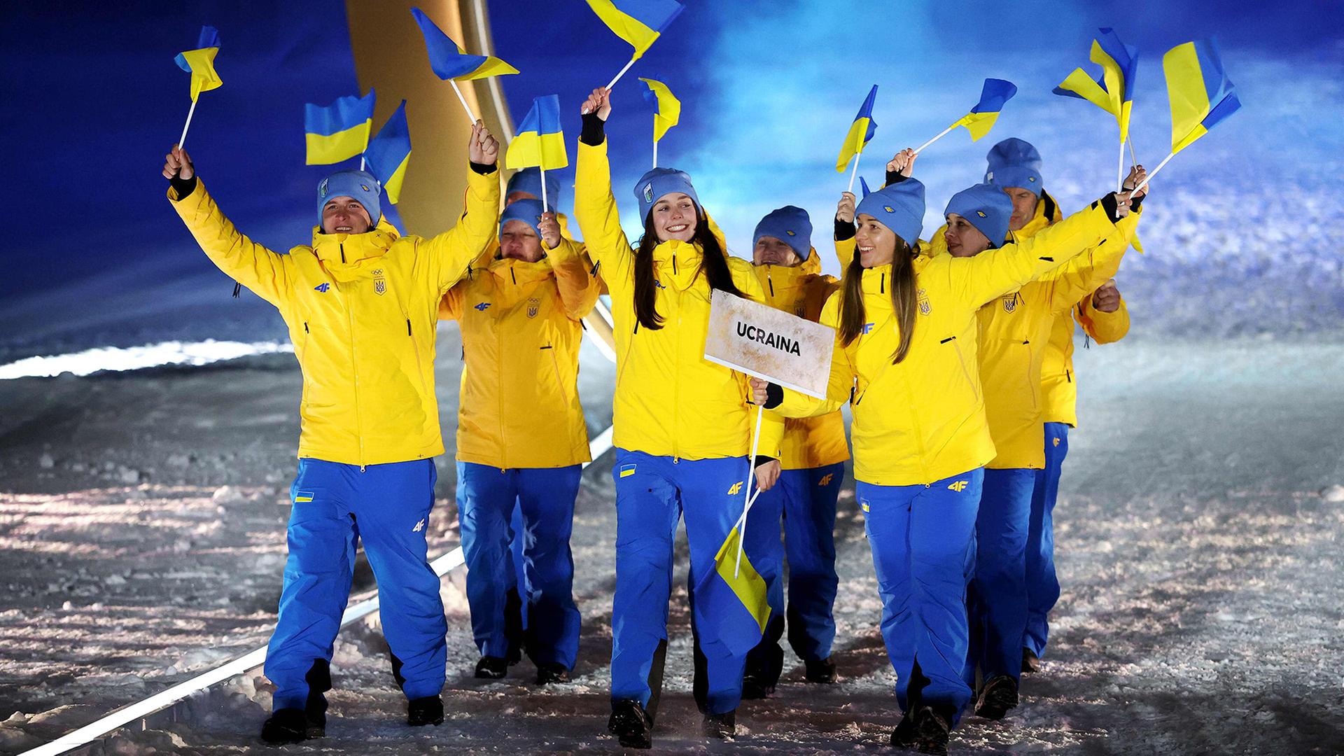 Mitglieder der ukrainischen Delegation bei der Eröffnungsfeier der Olympischen Winterspiele Milano Cortina 2026 in Livigno, Norditalien. | AFP