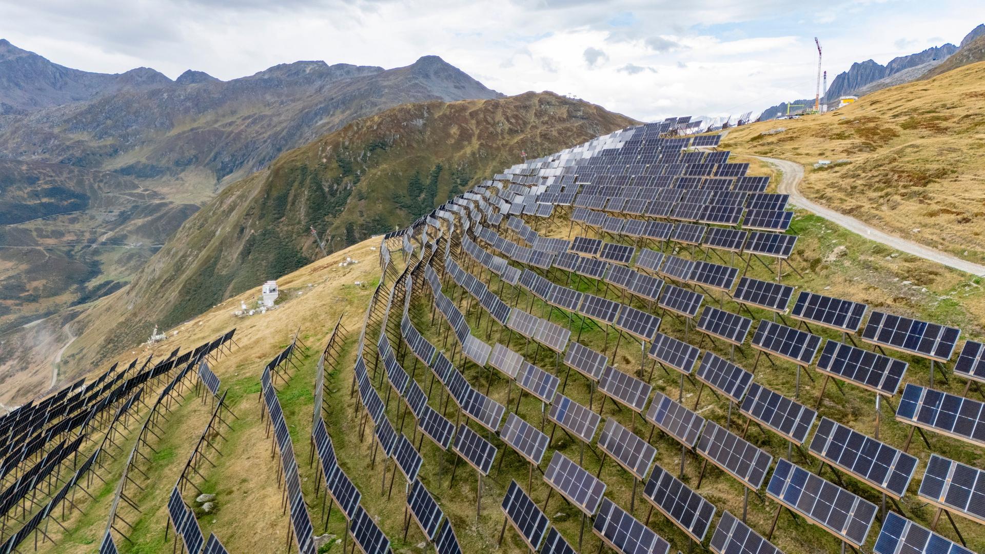 Eine Ãbersicht Ã¼ber die sich im Bau befindende alpine Photovoltaik-GroÃanlage im Schweizer Sedrun. | Urs Flueeler/KEYSTONE/dpa