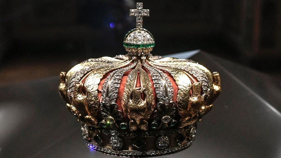 Die mit mehr als 2.400 Diamanten besetzte Krone der Kaiserin Eugénie zerbrach offenbar bei der Flucht. | AFP Die Eugenie-Krone: Besetzt mit mehr als tausende Diamanten