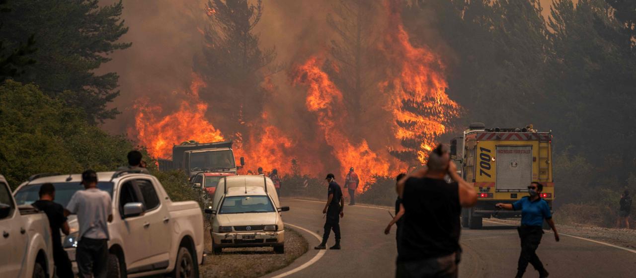 Feuerwehrleute bekämpfen Waldbrände in Patagonien