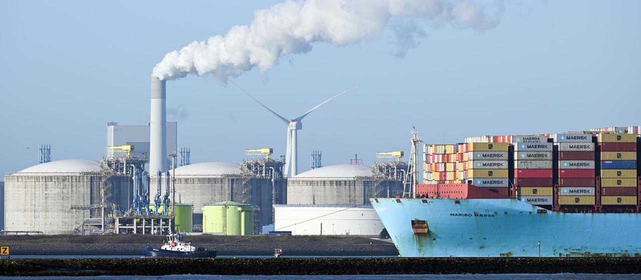 Schiffe fahren vor Lagertanks im LNG-Terminal in den Hafen von Rotterdam.