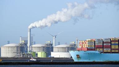 Schiffe fahren vor Lagertanks im LNG-Terminal in den Hafen von Rotterdam.