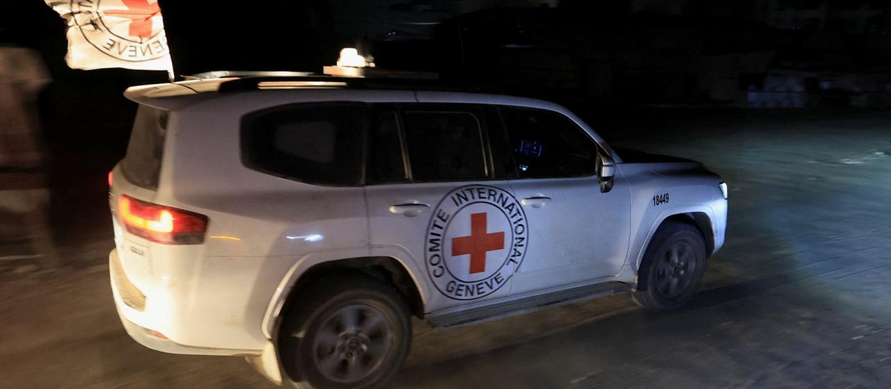 Ein Wagen des Roten Kreuzes mit den sterblichen Überresten | REUTERS Ein Wagen des Roten Kreuzes mit den sterblichen Überresten