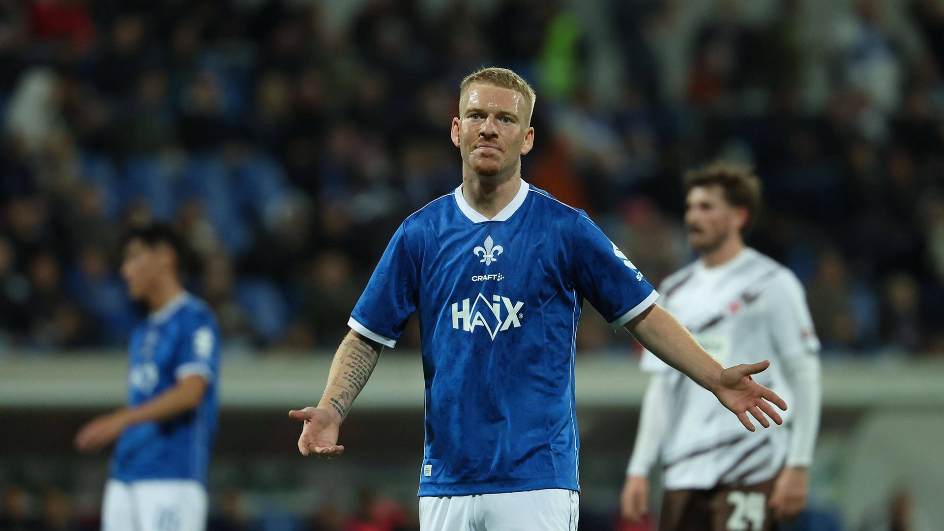 Kai Klefisch von Darmstadt 98 gestikuliert im Spiel gegen St. Pauli | Imago Images / HMB-Media
