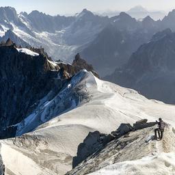 Bergsteiger starten eine Tour nach Les Cosmiques von der Aiguille du Midi aus.