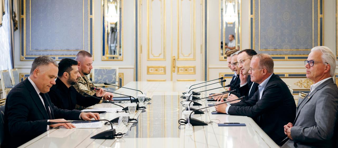 Jens Spahn, Matthias Miersch und Wolodymyr Selenskyj nehmen an einem Treffen im Präsidentenpalast teil