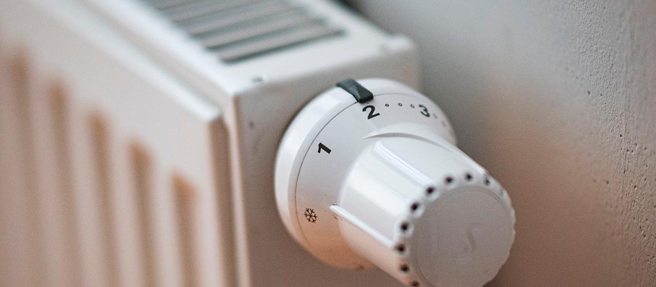 Ein Heizkörper hängt an der Wand einer Wohnung.