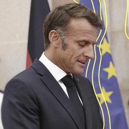 Emmanuel Macron vor einer Europa-Flagge.