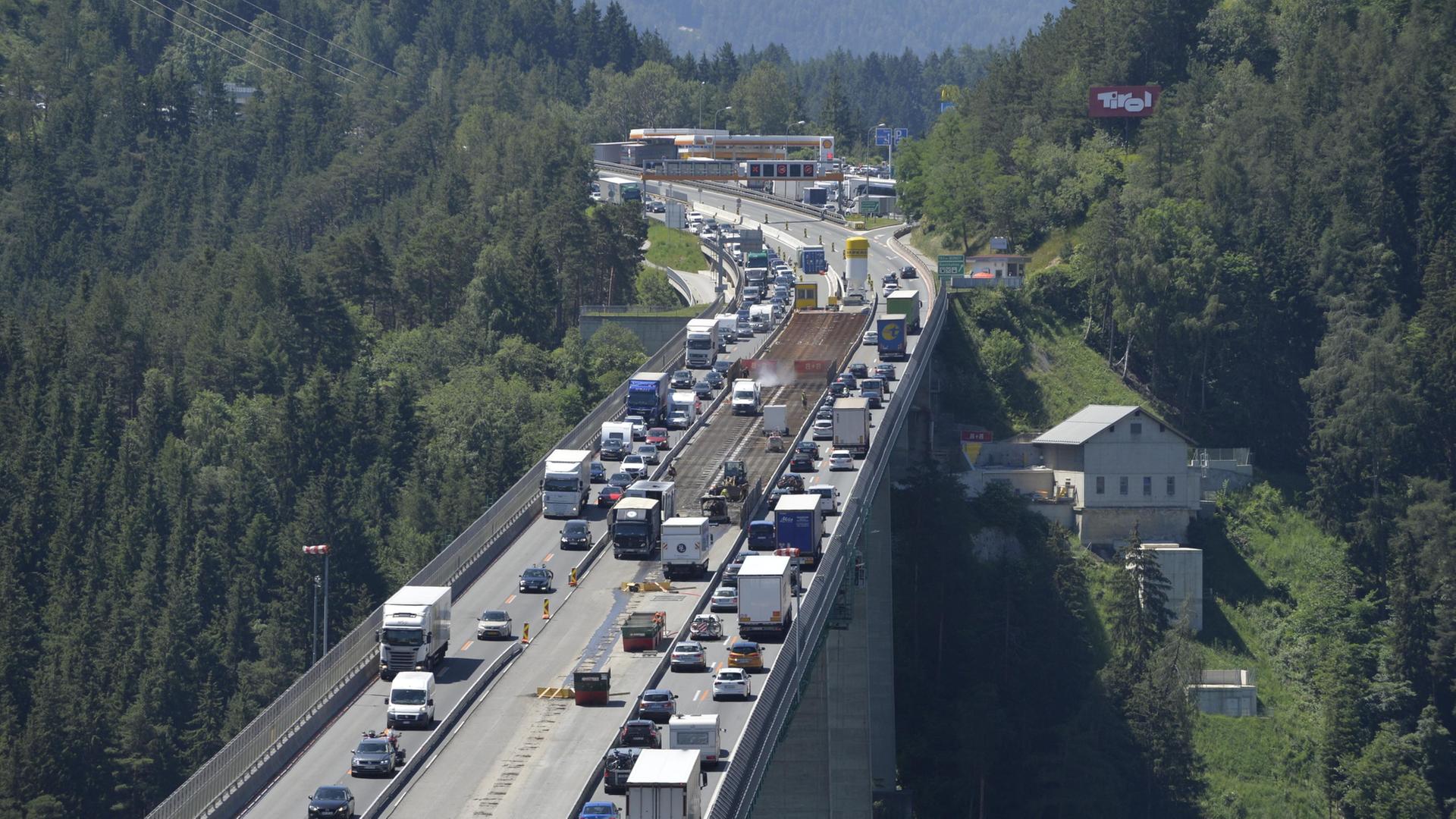 Zahlreiche Autos fahren auf der Brennerautobahn. (Archivbild: 29.06.2019) | Zeitungsfoto.At/APA/dpa