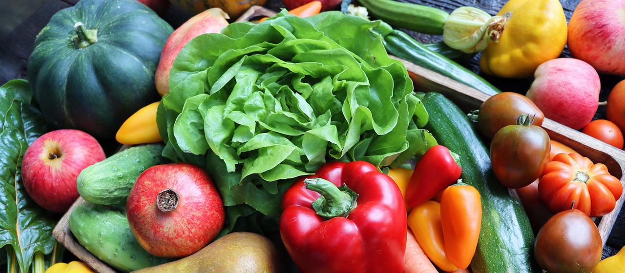 Verschiedenes Gemüse liegt auf einem Tisch.