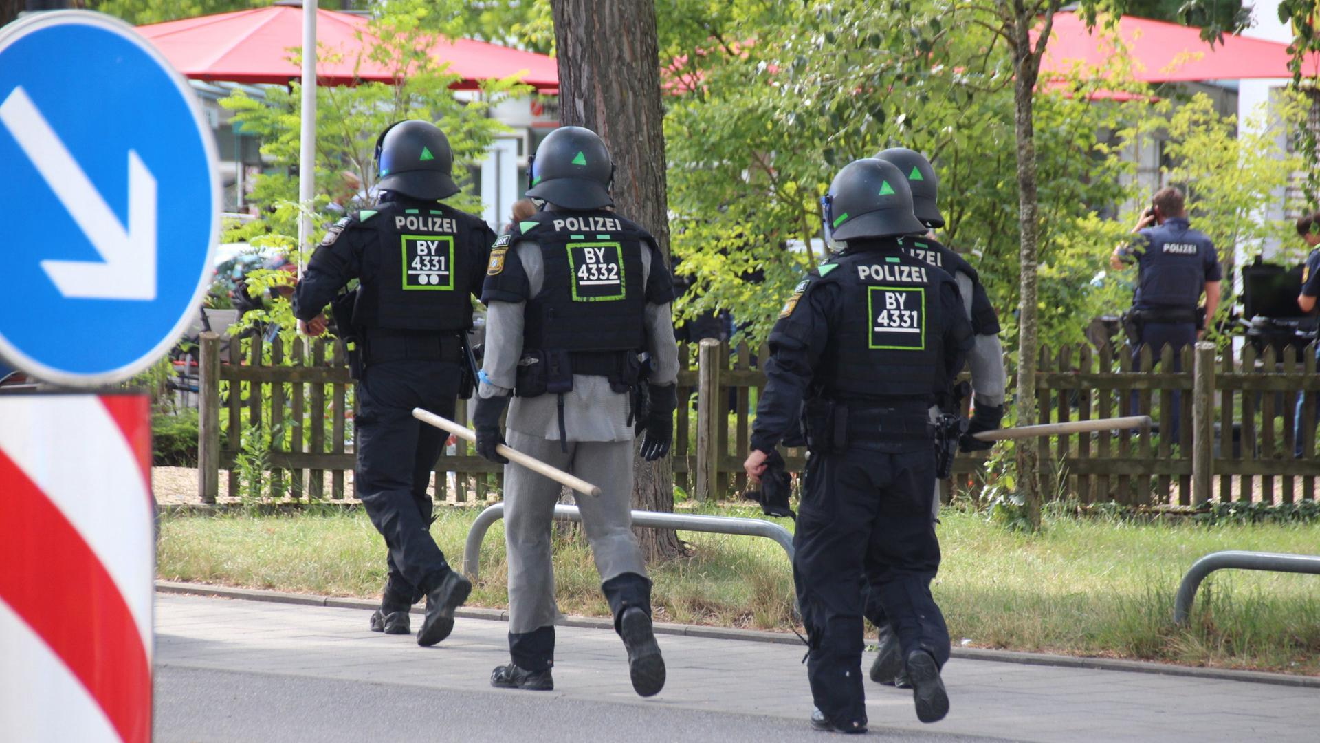Polizisten sind in Regensburg im Einsatz. | Moller-Schuh/Vifogra MEDIA/dpa
