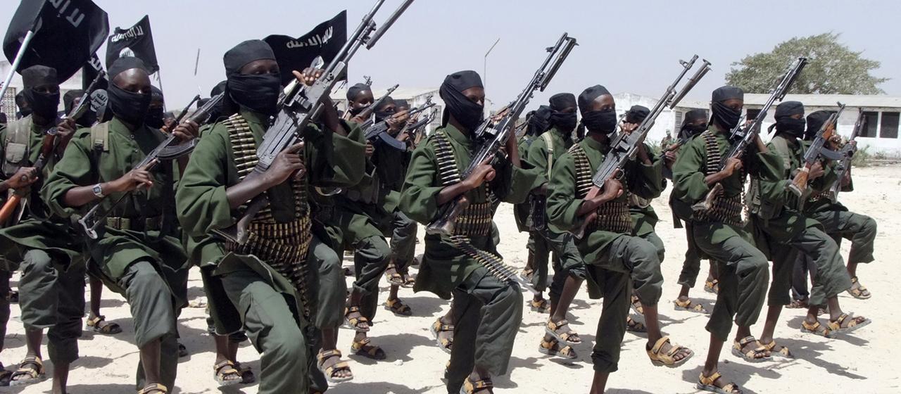 Ein Archivbild von Al-Shabaab-Milizionären in Somalia von 2011.