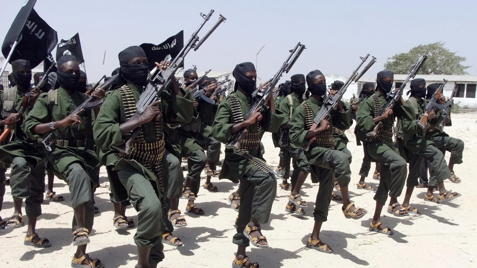 Ein Archivbild von Al-Shabaab-Milizionären in Somalia von 2011. | dpa