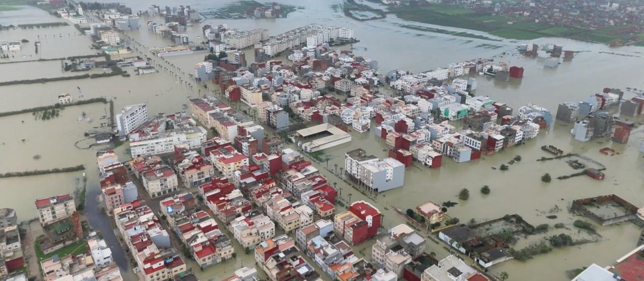 Eine Drohnenaufnahme der Überschwemmung in Ksar El Kebir, Marokko