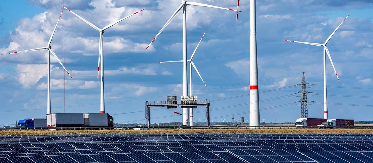 Windpark und Photovoltaikanlagen.
