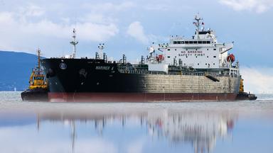 Ein Öltanker der Tsemes-Bucht vor Novorossiysk