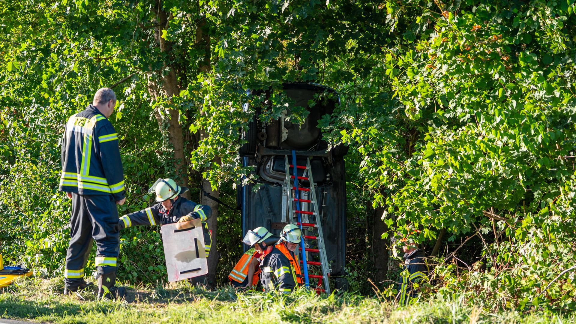 Zwei Verletzte bei Otzberg: Auto bleibt nach Unfall senkrecht stehen
