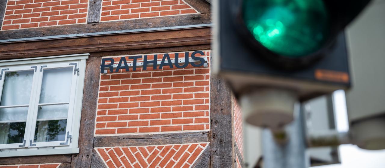 Das Rathaus der Gemeinde im niedersächsischen Amt Neuhaus (aufgenommen am 24. Mai 2023)