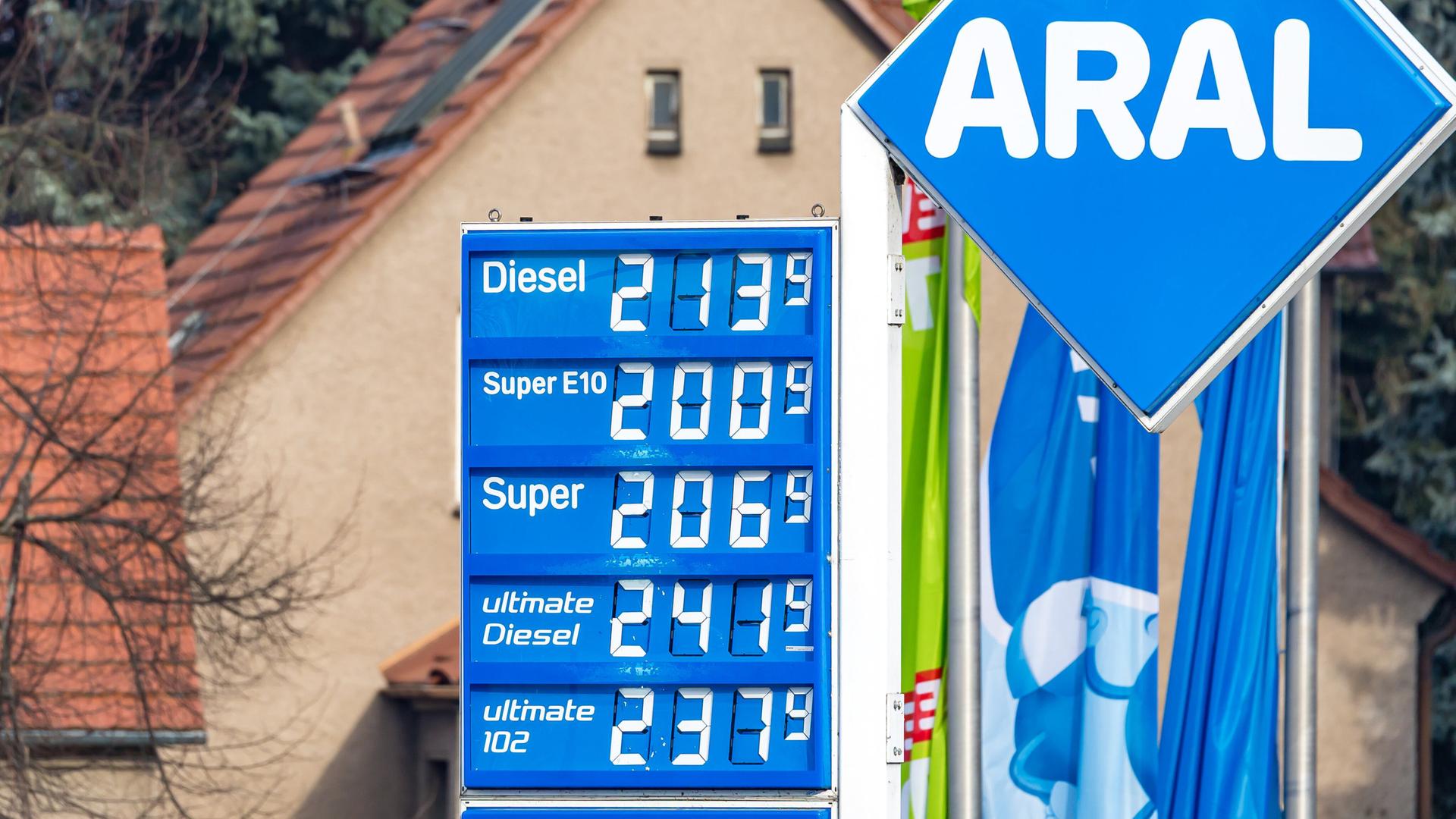 Zoll kontrolliert Tank-Touristen: Was ist beim Grenzübergang erlaubt?