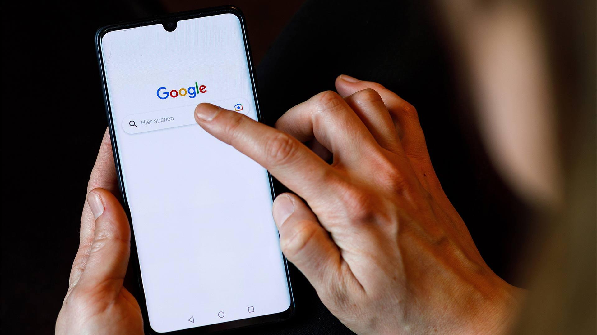 Ein Finger tippt auf das Feld der Google-Suche auf einem Smartphone. | picture alliance / Andreas Frank