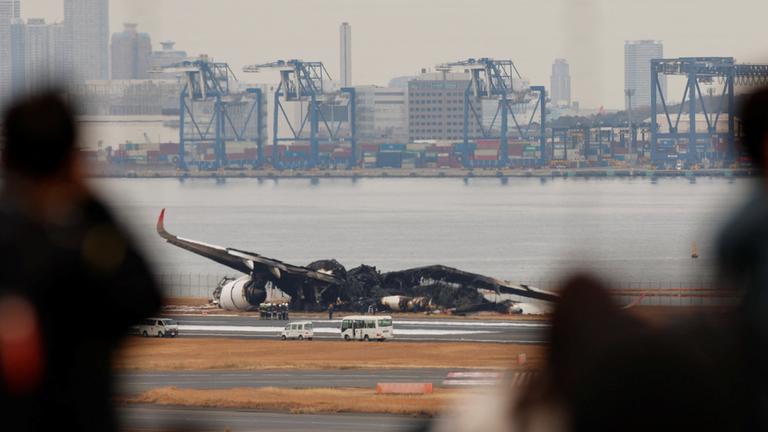 Blick auf das ausgebrannte Flugzeug in Tokio
