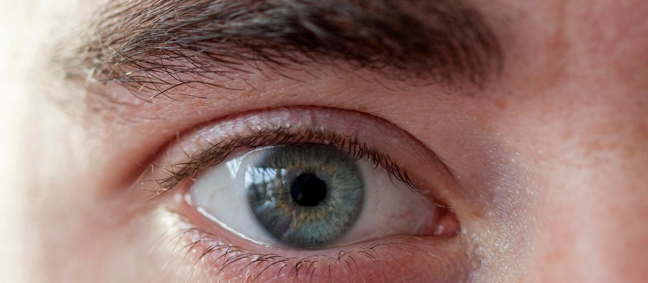 Blick in ein geöffnetes Auge.