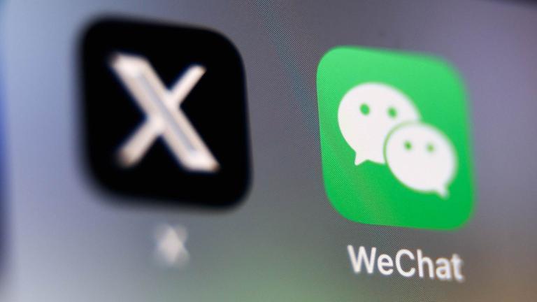Apps von X und WeChat sind auf dem Bildschirm eines Telefons angezeigt.