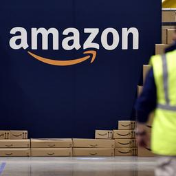 Amazon-Logo auf einem Display in einem Versandlager.