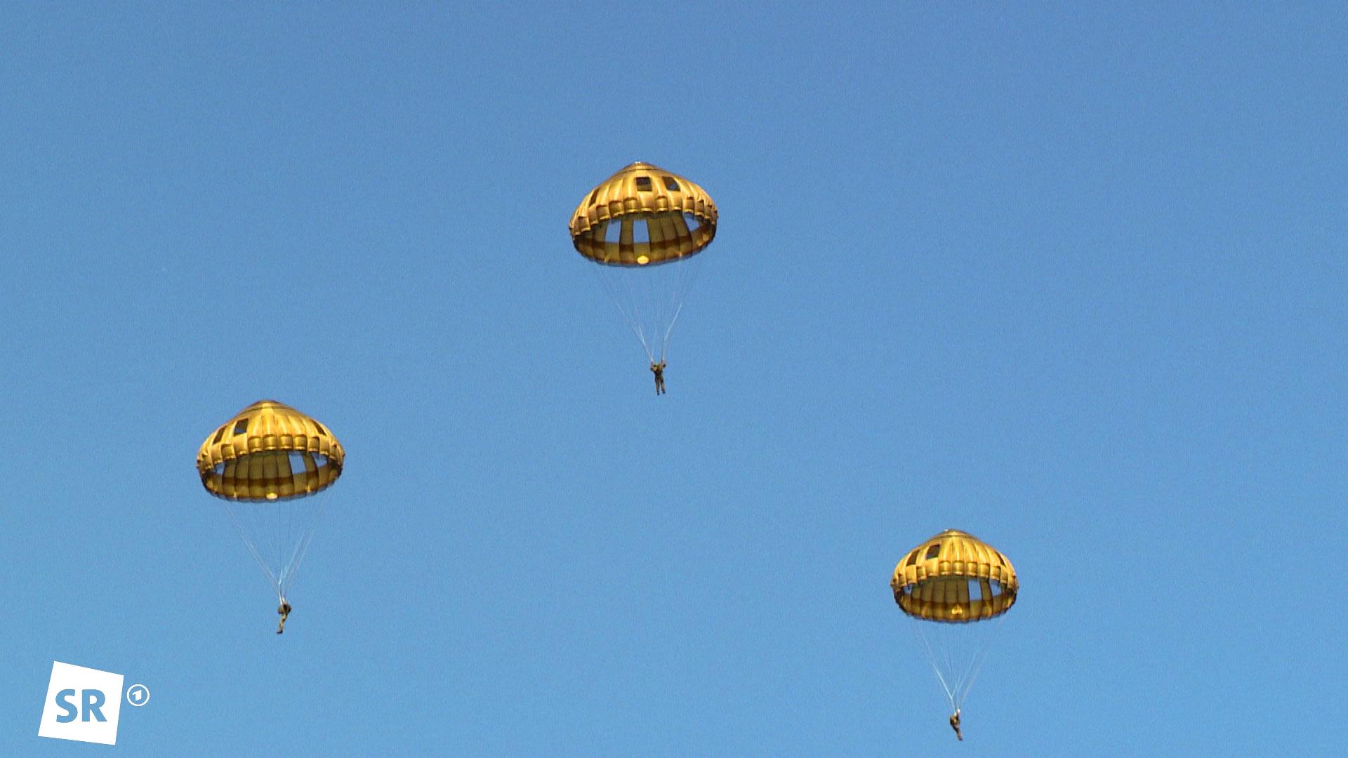 Fallschirmspringer der Saarlandbrigade trainieren mit neuen Schirmen | SR Fallschirmspringer der Saarlandbrigade trainieren mit neuen Schirmen