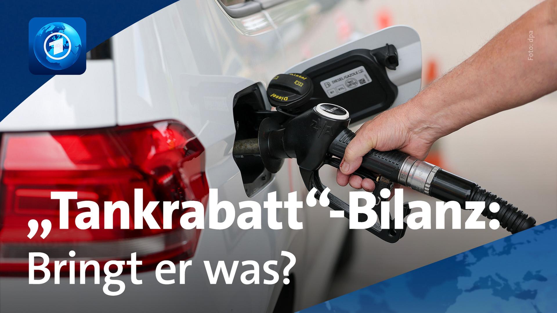 Ein Mann betankt ein Auto. | dpa/ARD-aktuell