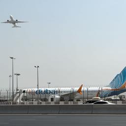 Ein Flugzeug der Fluggesellschaft Flydubai steht auf einem Rollfeld.