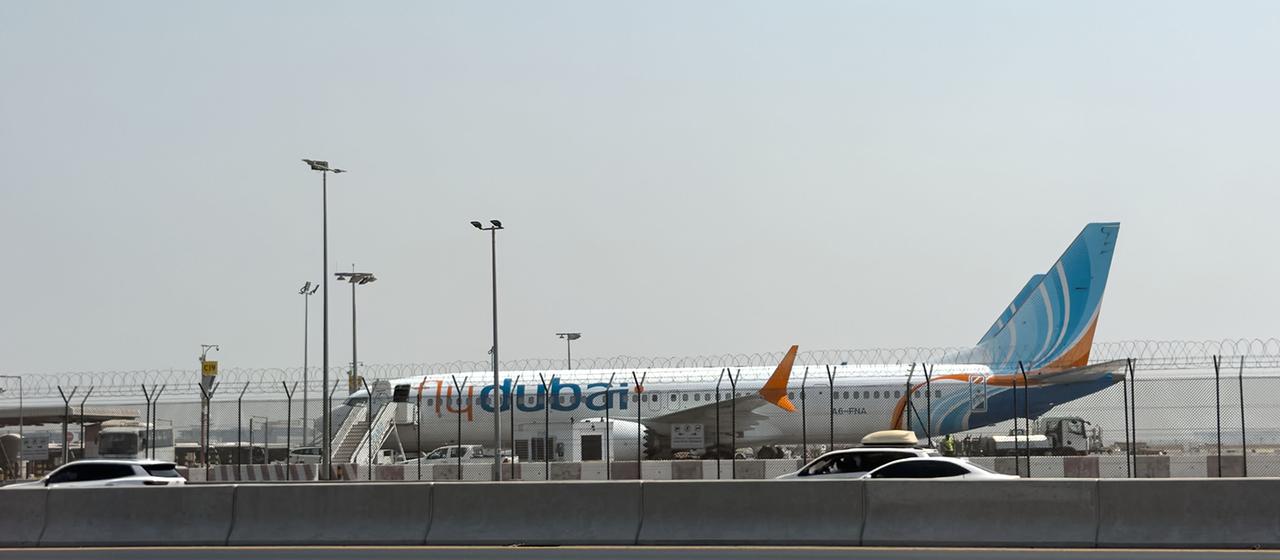 Ein Flugzeug der Fluggesellschaft Flydubai steht auf einem Rollfeld.