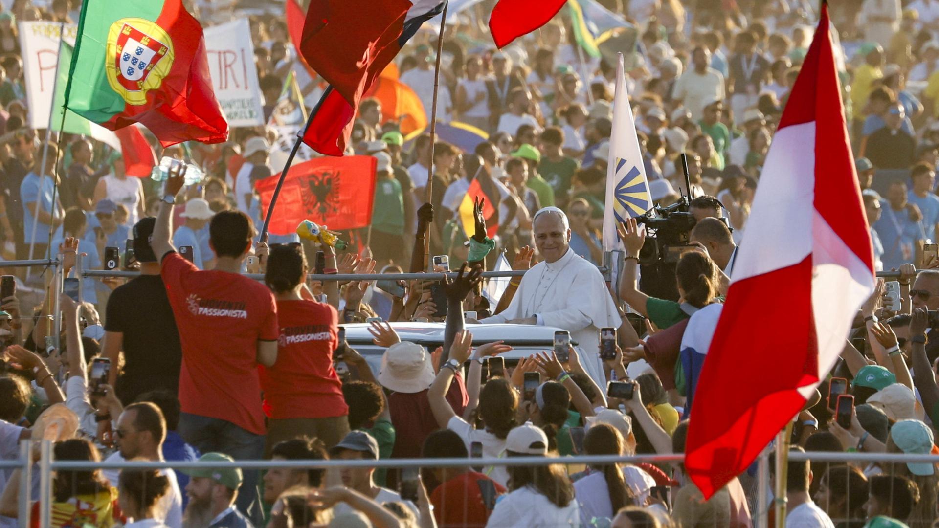 Papst Leo XIV. begrüßt Gläubige von seinem Papamobil in Tor Vergata. | EPA