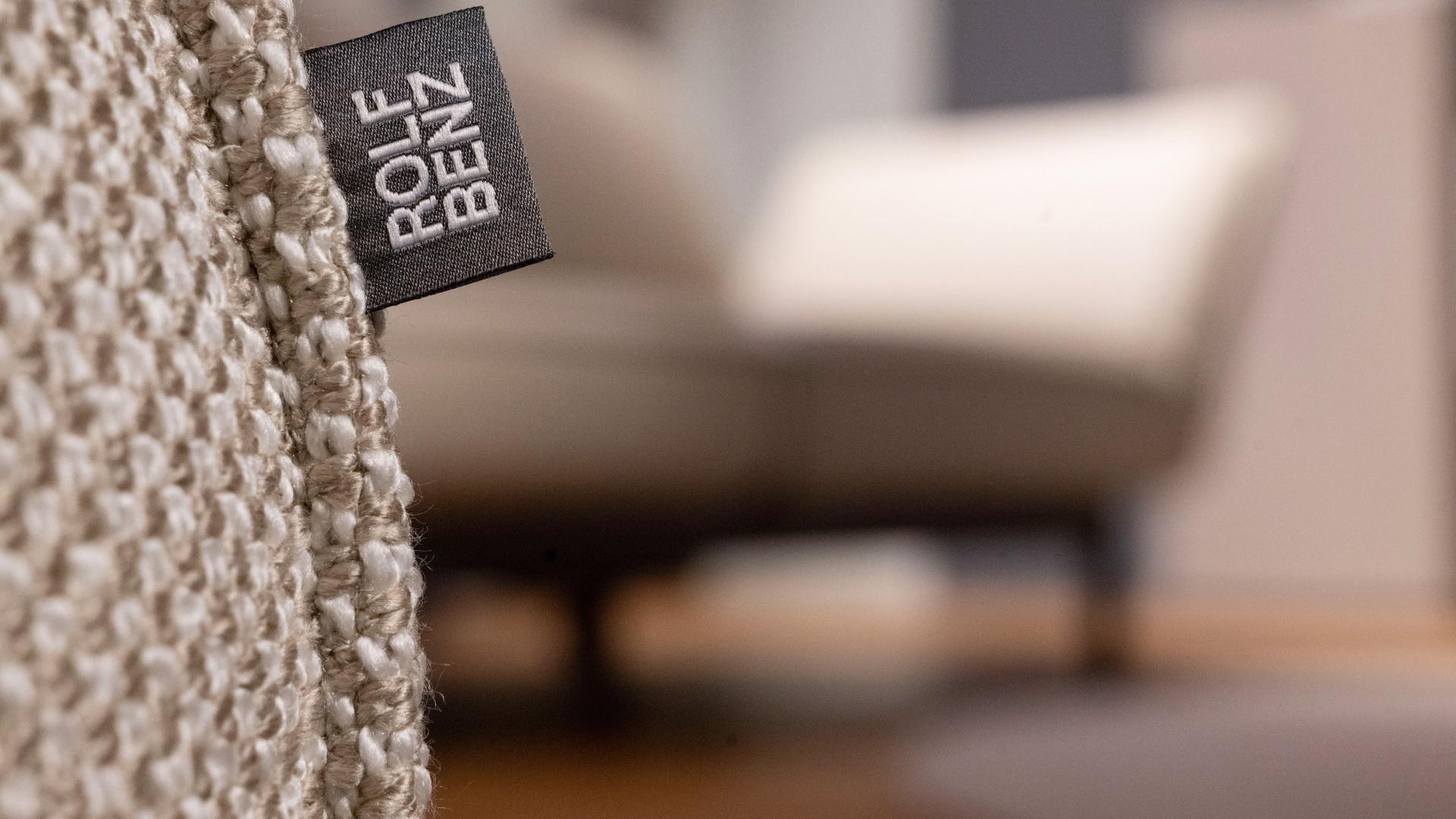 Sitzgruppe mit Logo von Hersteller Rolf Benz an der Wand | Marijan Murat/dpa